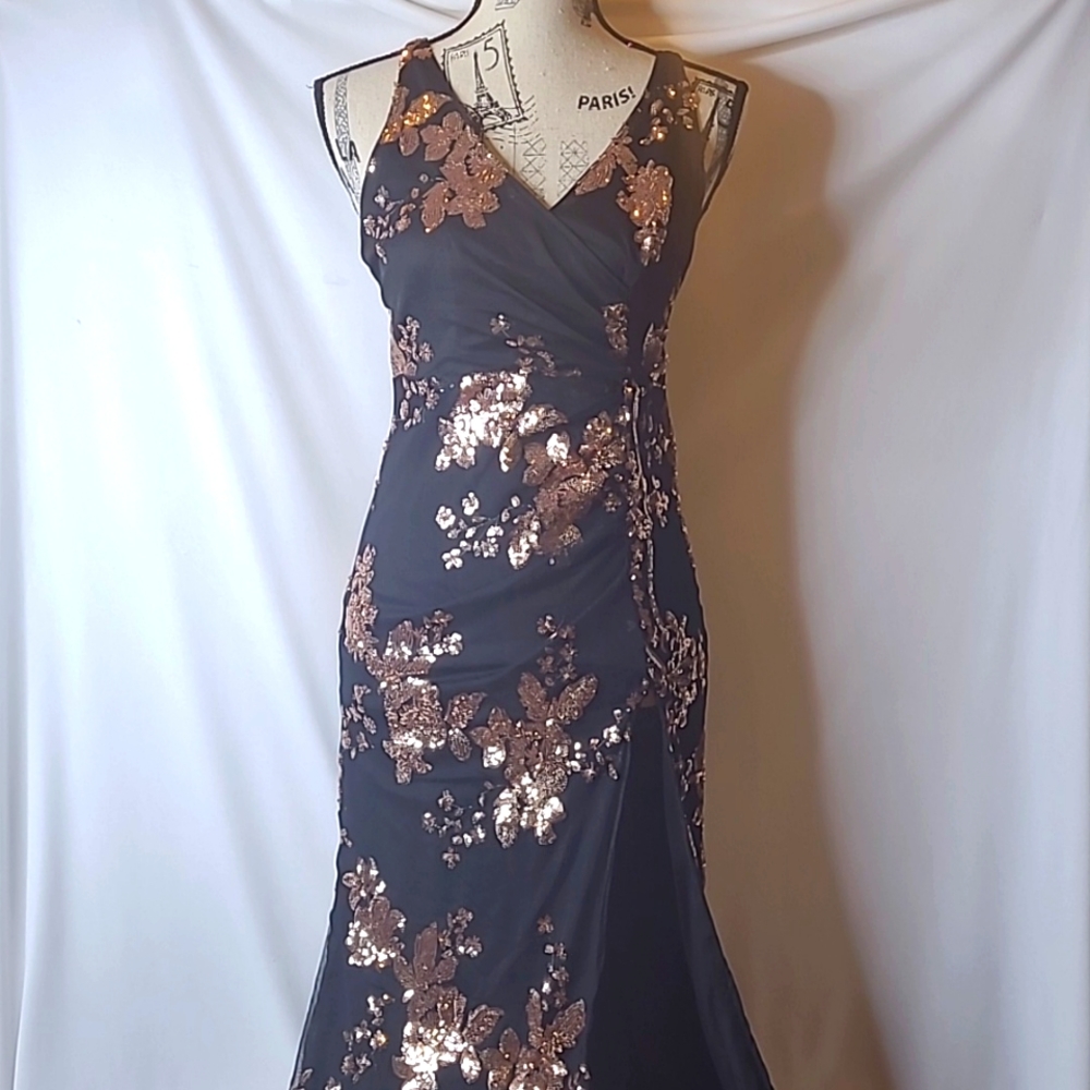 Simplee. Maxi Dress Black sequin. NWT. Small